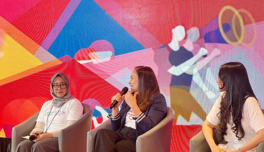 kiri : Direktur Pendidikan Anak Usia Dini di Kementerian Pendidikan Dasar dan Menengah Nia Nurhasanah dan Chief Marketing Officer AIA Kathryn Parapak saat membuka Program AIA Healthiest Schools (AHS) Bootcamp, Jakarta, Senin (10/2). Kegiatan ini dirancang untuk membantu sekolah-sekolah peserta kompetisi AHS dalam merancang dan mengeksekusi proyek sekolah sehat yang nantinya akan mereka serahkan sebelum tenggat waktu pada 8 Maret 2025 melalui kanal aia.id/AHS. - JPNN.com