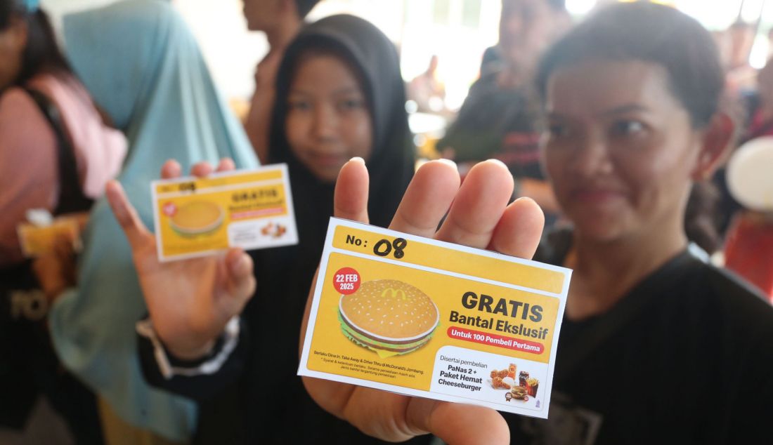 Untuk pertama kalinya restoran McDonald’s hadir di Kabupaten Jombang, menawarkan promo gratis bantal eksklusif yang disertai dengan pembelian PaNas 2 dan Paket Hemat Cheeseburger bagi 100 pelanggan pertama. - JPNN.com