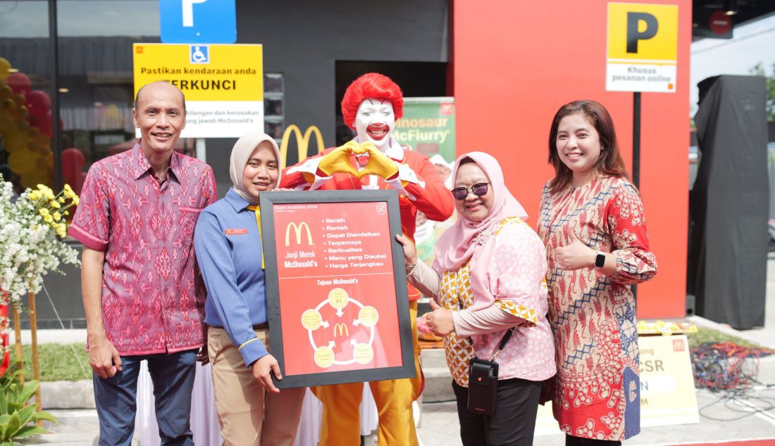 Penyerahan Brand Promise McDonald’s Indonesia oleh Associate Director of Operations PT Rekso Nasional Food Peni Andayani kepada perwakilan manajer McDonald’s Jombang. - JPNN.com