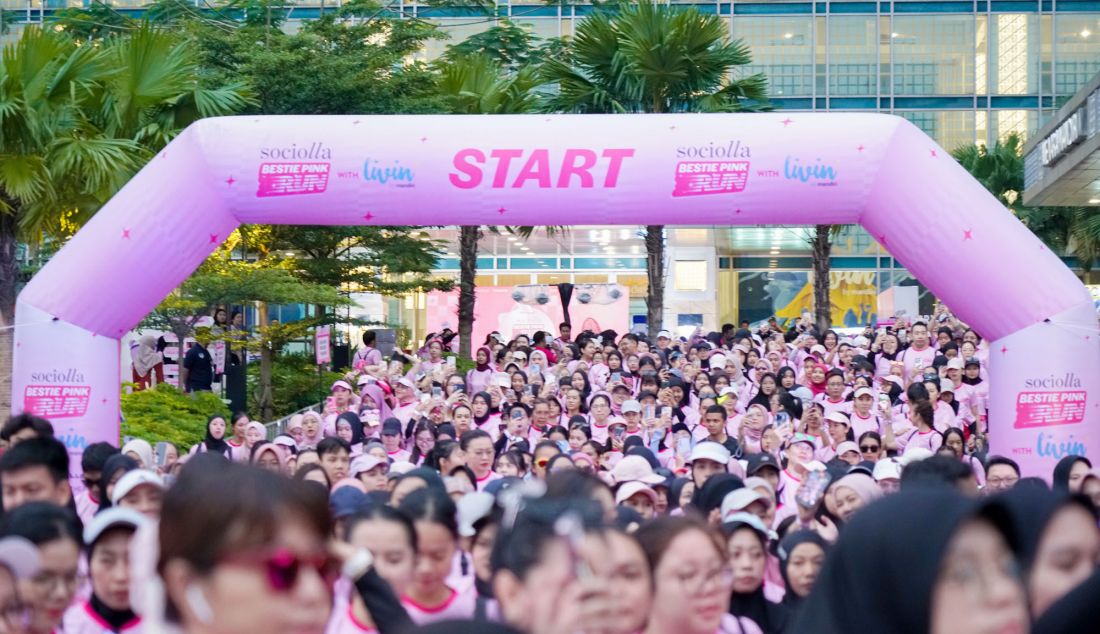 Keseruan momen Flag Off Sociolla Bestie Pink Run 2025 with Livin’ by Mandiri yang dilakukan oleh Co-Founder & CMO Social Bella, Chrisanti Indiana (kanan) dan Wakil Direktur Utama Bank Mandiri, Alexandra Askandar (kiri) pada 23 Februari 2025. Ajang fun run ini diikuti oleh 1.500 peserta. Acara ini merupakan menjadi bagian dari perayaan anniversary ke-10 Sociolla dengan tema “Celebrate All The Pretty ThingsInside”,sebagai wujud perayaan 10 tahun kebersamaan Sociolla dengan para Bestie, sekaligus mendorong mereka untuk mengekspresikan kecantikan dalam berbagai bentuk, termasuk melalui olahraga. - JPNN.com