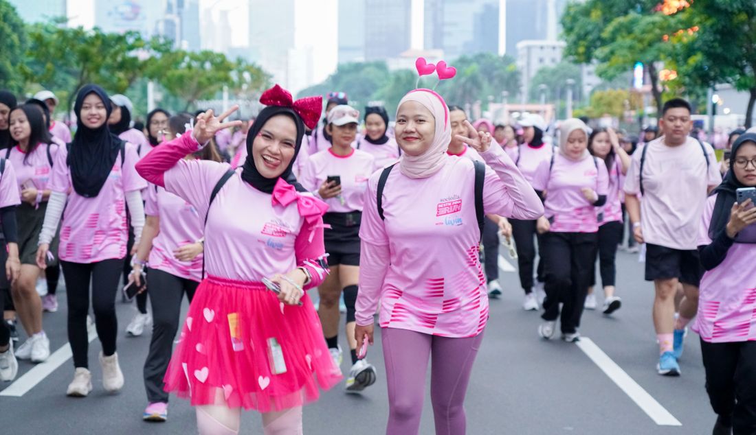 Keseruan Sociolla Bestie Pink Run 2025 with Livin’ by Mandiri di mana para peserta dapat menikmati berbagai aktivitas menarik seperti refreshment, games, photo booth, free massage, serta kesempatan mendapatkan freebies di setiap booth. Kolaborasi dengan berbagai brand kecantikan ternama seperti COSRX, Carasun, Skintific, Laneige, Derma Angel, Speaks to Me, Ariul, Mediheal, dan Innisfree semakin menambah keseruan acara, menjadikannya pengalaman seru dan interaktif bagi para beauty enthusiast. - JPNN.com