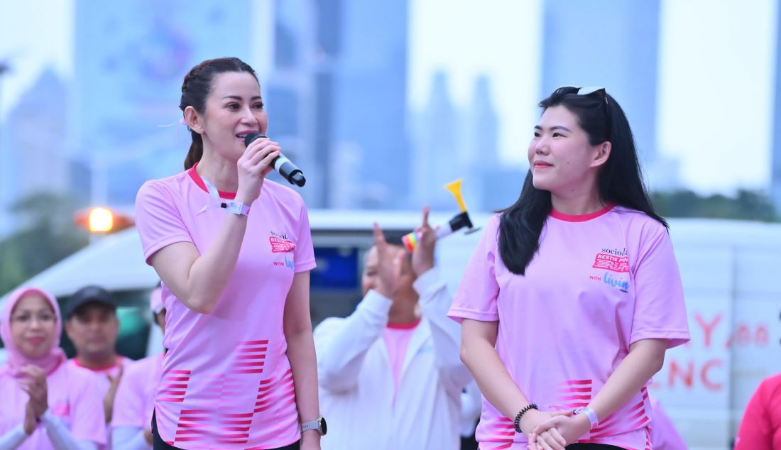 Wakil Direktur Utama Bank Mandiri, Alexandra Askandar memberikan sambutan dalam pembukaan Sociolla Bestie Pink Run 2025 with Livin’ by Mandiri. Sebagai Official Bank Partner, Bank Mandiri melalui Livin’ by Mandiri turut mendukung perayaan anniversary ke-10 Sociolla. - JPNN.com