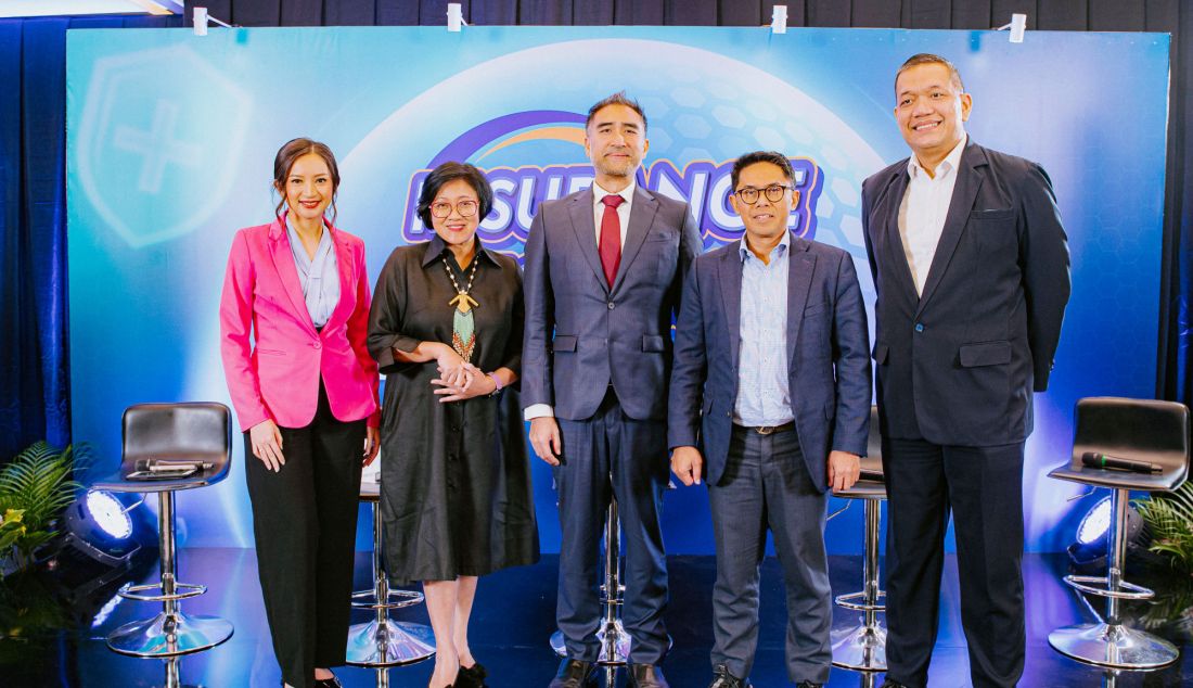 Wakil Ketua I PERDOKJASI dr. Emira E. Oepangat, President Director Prudential Syariah Iskandar Ezzahuddin, Direktur Utama BRI Life Aris Hartanto dan Ketua Dewan Asuransi Indonesia dan CEO SedanaRe Yulius (Billy) Bhayangkara dalam acara Insurance Forum 2025, Jakarta, Senin (3/4). PT Prudential Sharia Life Assurance (Prudential Syariah) menegaskan kembali komitmennya dalam menghadirkan layanan perlindungan berbasis syariah yang simple dan mudah dijangkau masyarakat, di Insurance Forum di Jakarta.Dalam paparannya, Iskandar Ezzahuddin, President Director Prudential Syariah menyampaikan bahwa saat ini terjadi beberapa tantangan di industri asuransi, khususnya dalam hal asuransi kesehatan. Fenomena inflasi medis yang terjadi menyebabkan tingginya klaim kesehatan di industri asuransi, yang bahkan menyebabkan peningkatan klaim asuransi kesehatan melebihi pertumbuhan premi/kontribusi pada industri asuransi jiwa. - JPNN.com