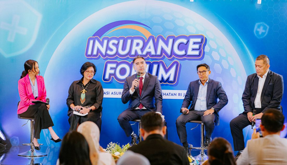 Wakil Ketua I PERDOKJASI dr. Emira E. Oepangat, President Director Prudential Syariah Iskandar Ezzahuddin, Direktur Utama BRI Life Aris Hartanto dan Ketua Dewan Asuransi Indonesia dan CEO SedanaRe Yulius (Billy) Bhayangkara dalam acara Insurance Forum 2025, Jakarta, Senin (3/4). PT Prudential Sharia Life Assurance (Prudential Syariah) menegaskan kembali komitmennya dalam menghadirkan layanan perlindungan berbasis syariah yang simple dan mudah dijangkau masyarakat, di Insurance Forum di Jakarta.Dalam paparannya, Iskandar Ezzahuddin, President Director Prudential Syariah menyampaikan bahwa saat ini terjadi beberapa tantangan di industri asuransi, khususnya dalam hal asuransi kesehatan. Fenomena inflasi medis yang terjadi menyebabkan tingginya klaim kesehatan di industri asuransi, yang bahkan menyebabkan peningkatan klaim asuransi kesehatan melebihi pertumbuhan premi/kontribusi pada industri asuransi jiwa. - JPNN.com