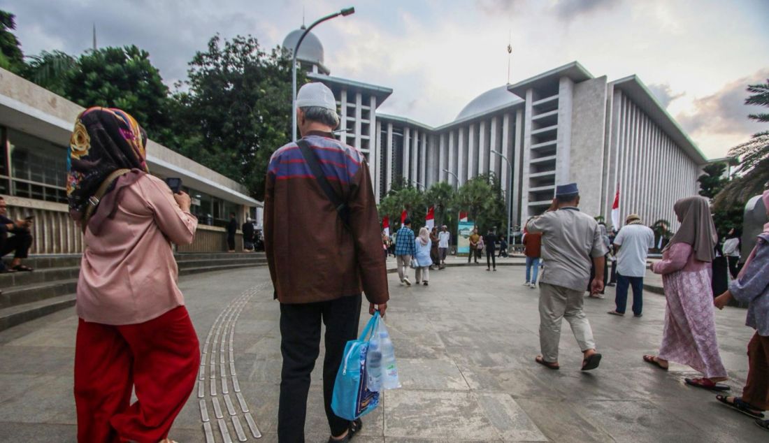 Warga mengunjungi bazar Ramadhan di halaman Masjid Istiqlal, Jakarta, Minggu (2/3). Bazar Ramadan menjual berbagai makanan dan minuman untuk berbuka puasa. Le Minerale membagikan 3.000-5.000 botol Le Minerale dan total sebanyak 8.000 makanan untuk umat muslim yang berbuka puasa di Masjid Istiqlal Jakarta. Gelaran buka puasa bersama (ifthar jama'i) selama bulan Ramadan 2025 merupakan salah satu program amaliyah Ramadan 1446 H di Masjid Istiqlal. - JPNN.com