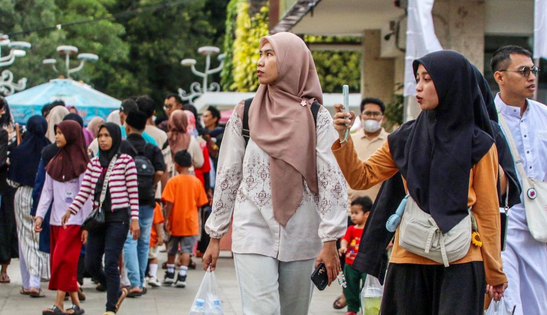 Warga mengunjungi bazar Ramadhan di halaman Masjid Istiqlal, Jakarta, Minggu (2/3). Bazar Ramadan menjual berbagai makanan dan minuman untuk berbuka puasa. Le Minerale membagikan 3.000-5.000 botol Le Minerale dan total sebanyak 8.000 makanan untuk umat muslim yang berbuka puasa di Masjid Istiqlal Jakarta. Gelaran buka puasa bersama (ifthar jama'i) selama bulan Ramadan 2025 merupakan salah satu program amaliyah Ramadan 1446 H di Masjid Istiqlal. - JPNN.com