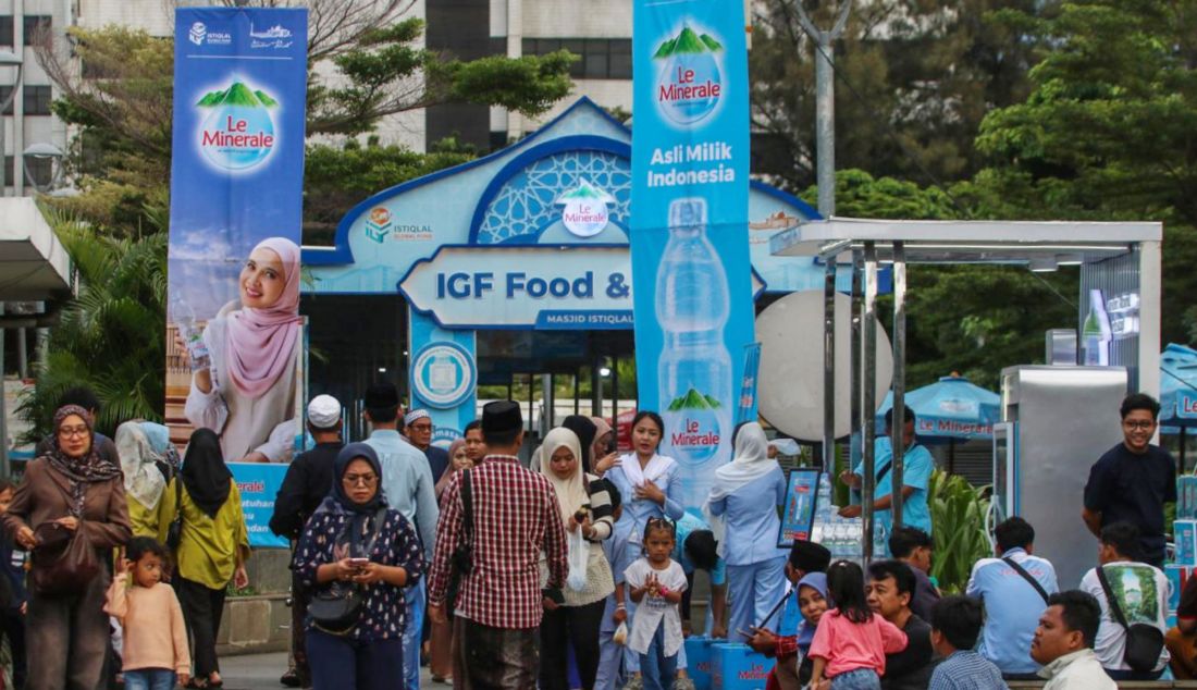 Warga mengunjungi bazar Ramadhan di halaman Masjid Istiqlal, Jakarta, Minggu (2/3). Bazar Ramadan menjual berbagai makanan dan minuman untuk berbuka puasa. Le Minerale membagikan 3.000-5.000 botol Le Minerale dan total sebanyak 8.000 makanan untuk umat muslim yang berbuka puasa di Masjid Istiqlal Jakarta. Gelaran buka puasa bersama (ifthar jama'i) selama bulan Ramadan 2025 merupakan salah satu program amaliyah Ramadan 1446 H di Masjid Istiqlal. - JPNN.com