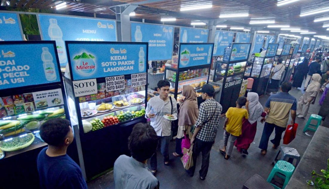 Warga mengunjungi bazar Ramadhan di halaman Masjid Istiqlal, Jakarta, Minggu (2/3). Bazar Ramadan menjual berbagai makanan dan minuman untuk berbuka puasa. Le Minerale membagikan 3.000-5.000 botol Le Minerale dan total sebanyak 8.000 makanan untuk umat muslim yang berbuka puasa di Masjid Istiqlal Jakarta. Gelaran buka puasa bersama (ifthar jama'i) selama bulan Ramadan 2025 merupakan salah satu program amaliyah Ramadan 1446 H di Masjid Istiqlal. - JPNN.com