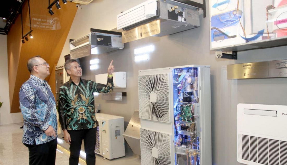 DAIKIN Proshop Showroom pertama di Makassar, Sulawesi Selatan resmi dibuka. Bekerja sama dengan PT Rekayasa Tata Udara. Showroom ini hadir untuk memberikan solusi pendingin udara premium yang tidak hanya fokus pada performa, tetapi juga estetika. Dengan berbagai pilihan unit AC Home Central yang inovatif, Daikin yakin mampu memenuhi kebutuhan hunian modern dan bangunan light commercial di Makassar. Menjanjikan pengalaman kenyamanan udara yang lebih baik dengan teknologi canggih. - JPNN.com