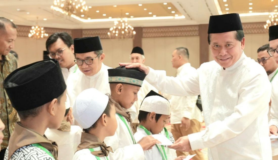 Direktur Utama BSI Hery Gunardi saat memberikan santunan kepada anak-anak yatim di JCC Senayan Jakarta, Jumat (14/3). PT Bank Syariah Indonesia Tbk (BSI) memberikan santunan kepada 4.444 anak yatim sebagai bentuk syukur perseroan atas kinerja tahun lalu yang solid dan tumbuh di atas rerata industri. - JPNN.com