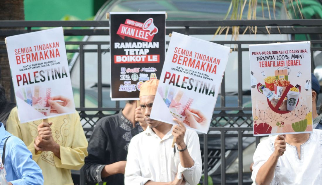 Sejumlah mahasiswa melakukan Aksi Palestina menyerukan boikot terhadap produk yang terafiliasi dengan Israel, di depan Majelis Ulama Indonesia (MUI), Jakarta, Jumat (14/3). Demo tersebut MUI juga mengajak mahasiswa, remaja masjid, dan seluruh elemen umat Islam untuk mendukung fatwa boikot ini secara independen sebagai bentuk komitmen terhadap kemanusiaan dan perdamaian. - JPNN.com