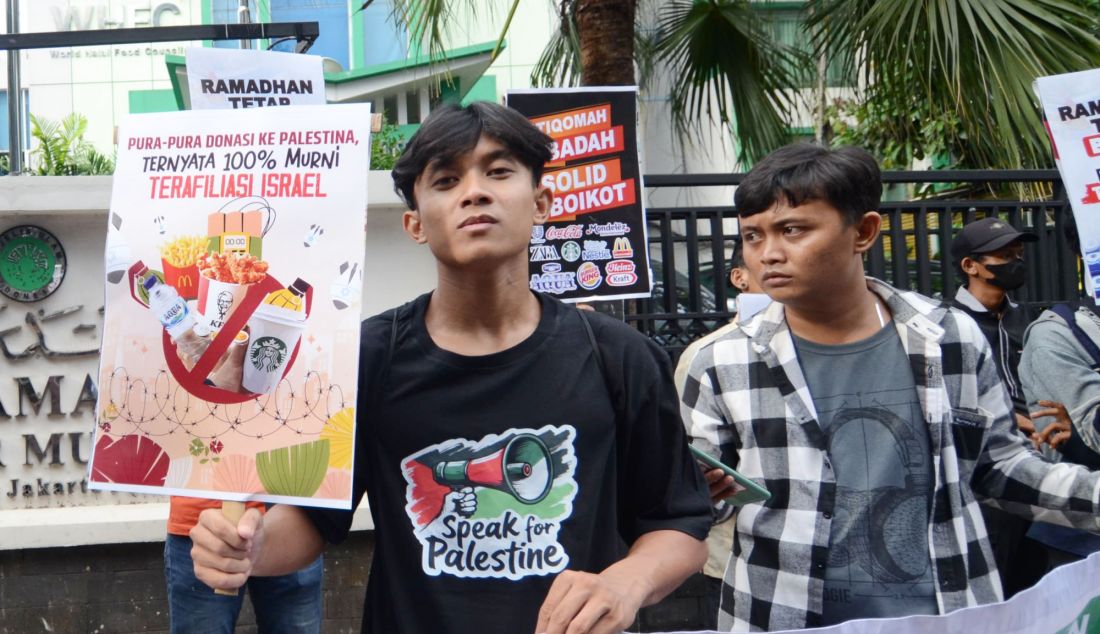 Sejumlah mahasiswa melakukan Aksi Palestina menyerukan boikot terhadap produk yang terafiliasi dengan Israel, di depan Majelis Ulama Indonesia (MUI), Jakarta, Jumat (14/3). Demo tersebut MUI juga mengajak mahasiswa, remaja masjid, dan seluruh elemen umat Islam untuk mendukung fatwa boikot ini secara independen sebagai bentuk komitmen terhadap kemanusiaan dan perdamaian. - JPNN.com