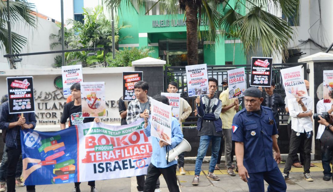 Sejumlah mahasiswa melakukan Aksi Palestina menyerukan boikot terhadap produk yang terafiliasi dengan Israel, di depan Majelis Ulama Indonesia (MUI), Jakarta, Jumat (14/3). Demo tersebut MUI juga mengajak mahasiswa, remaja masjid, dan seluruh elemen umat Islam untuk mendukung fatwa boikot ini secara independen sebagai bentuk komitmen terhadap kemanusiaan dan perdamaian. - JPNN.com