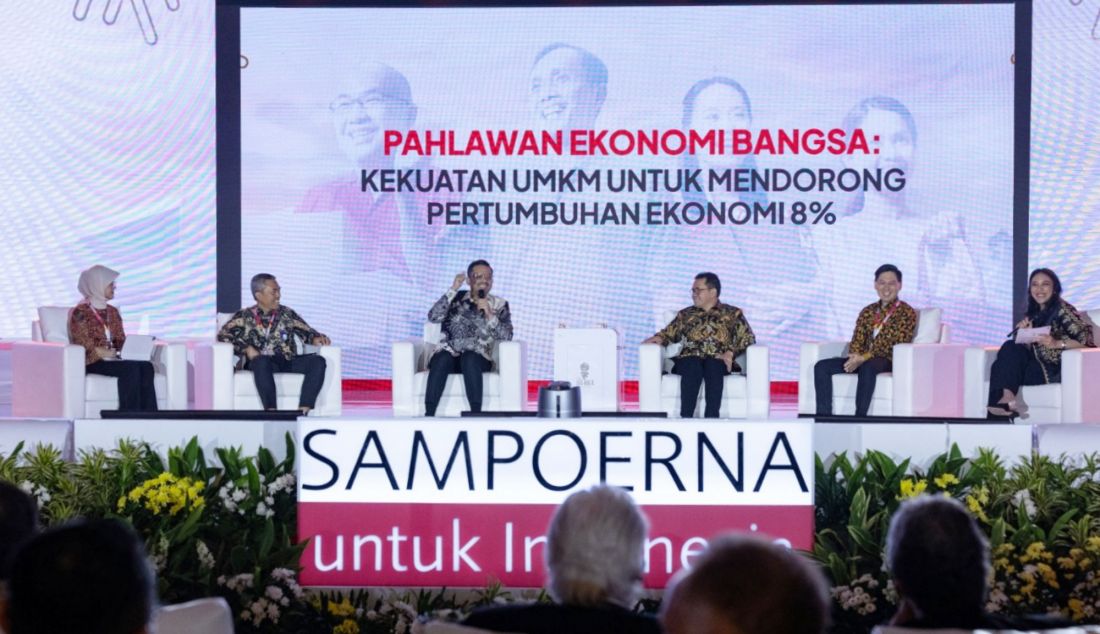 Febby Novita (Direktur Bisnis Perusahaan Umum (Perum) BULOG), Andrijanto (Direktur Retail and Funding Distribution PT Bank Rakyat Indonesia (Persero) Tbk.), Maman Abdurrahman (Menteri Usaha Mikro, Kecil, dan Menengah (UMKM) Republik Indonesia), Budi Santoso (Menteri Perdagangan Republik Indonesia), dan Ivan Cahyadi (Presiden Direktur PT HM Sampoerna Tbk.), dalam Diskusi Panel bertajuk “Mengoptimalkan UMKM: Kunci Pertumbuhan Ekonomi Indonesia