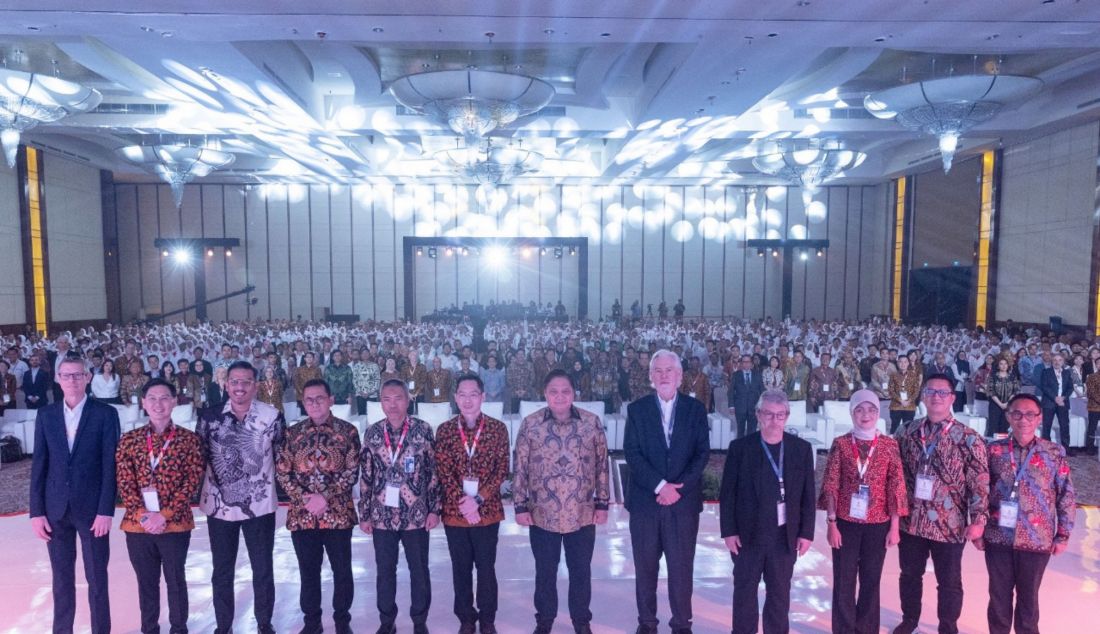 Frederic de Wilde (President, SSEA, CIS & MEA Region Philip Morris International), Ivan Cahyadi (Presiden Direktur PT HM Sampoerna Tbk.), Maman Abdurrahman (Menteri UMKM Republik Indonesia), Budi Santoso (Menteri Perdagangan RI), Andrijanto (Direktur Retail Funding and Distribution PT Bank Rakyat Indonesia (Persero) Tbk.),  Romulus Sutanto (Direktur PT SRC Indonesia Sembilan), Airlangga Hartarto (Menteri Koordinator Bidang Perekonomian RI), Jacek Olczak (Chief Executive Officer Philip Morris International), Andre Calantzopoulos (Executive Chairman Philip Morris International), Febby Novita (Direktur Bisnis Perusahaam Umum Bulog), Adiwinahyu Basuki Sigit (Direktur Penjualan PT Telekomunikasi Selular (Telkomsel)), dan Faizal Rochmad Djoemadi (Direktur Utama PT Pos Indonesia(Persero) menghadiri acara The Big Idea Forum bertema “Pahlawan Ekonomi Bangsa: Kekuatan UMKM untuk Mendorong Pertumbuhan Ekonomi 8%”, hasil kolaborasi PT HM Sampoerna Tbk. dengan CNN Indonesia dan dihadiri oleh sebanyak 1.000 UMKM binaan Sampoerna. dalam Diskusi Panel bertajuk “Mengoptimalkan UMKM: Kunci Pertumbuhan Ekonomi Indonesia