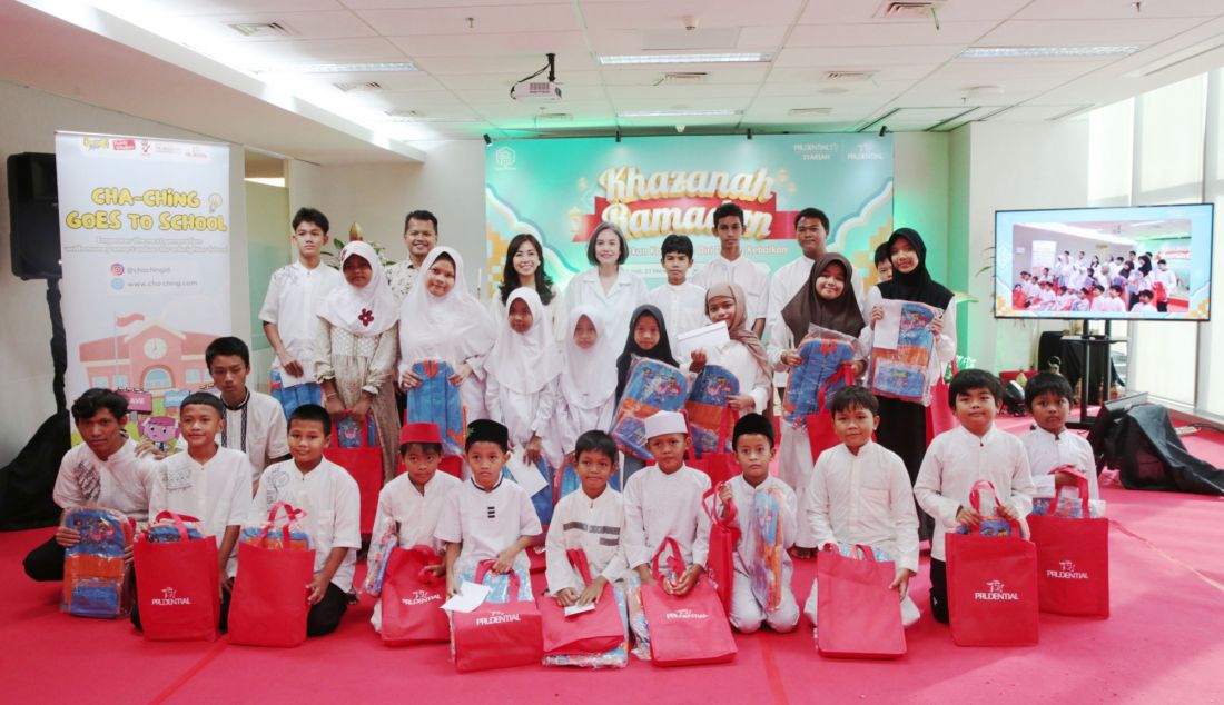 Chief Human Resources Officer Prudential Indonesia Dewi Satriani saat acara buka puasa Bersama puluhan anak yatim di kantor Prudential Indonesia, Jakarta, Jumat (21/3). Program Cha-Ching sendiri merupakan kurikulum literasi keuangan yang bertujuan untuk memperkenalkan dan mengajarkan pengelolaan finansial sejak dini bagi anak-anak usia 7-12 tahun dengan metode yang interaktif dan menyenangkan. Misi program Cha-Ching sejalan dengan tujuan kampanye GMW untuk meningkatkan kesadaran akan pentingnya memastikan bahwa generasi muda sejak usia dini memiliki kesadaran finansial dan secara bertahap memperoleh pengetahuan, keterampilan, kebiasaan untuk membuat keputusan finansial yang bijaksana. - JPNN.com