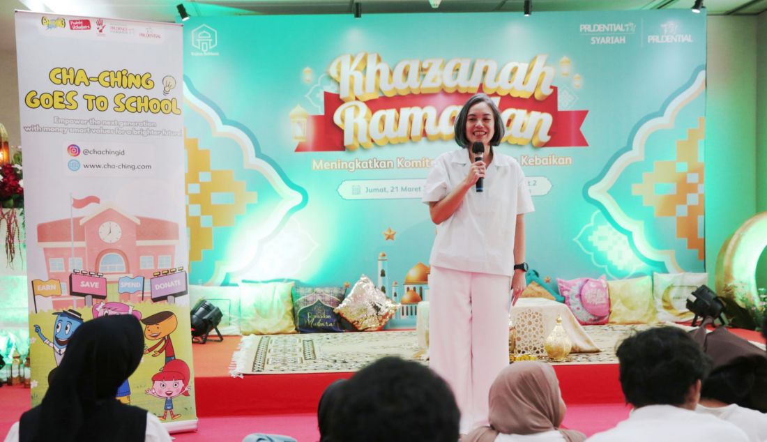 Chief Human Resources Officer Prudential Indonesia Dewi Satriani saat acara buka puasa Bersama puluhan anak yatim di kantor Prudential Indonesia, Jakarta, Jumat (21/3). Program Cha-Ching sendiri merupakan kurikulum literasi keuangan yang bertujuan untuk memperkenalkan dan mengajarkan pengelolaan finansial sejak dini bagi anak-anak usia 7-12 tahun dengan metode yang interaktif dan menyenangkan. Misi program Cha-Ching sejalan dengan tujuan kampanye GMW untuk meningkatkan kesadaran akan pentingnya - JPNN.com