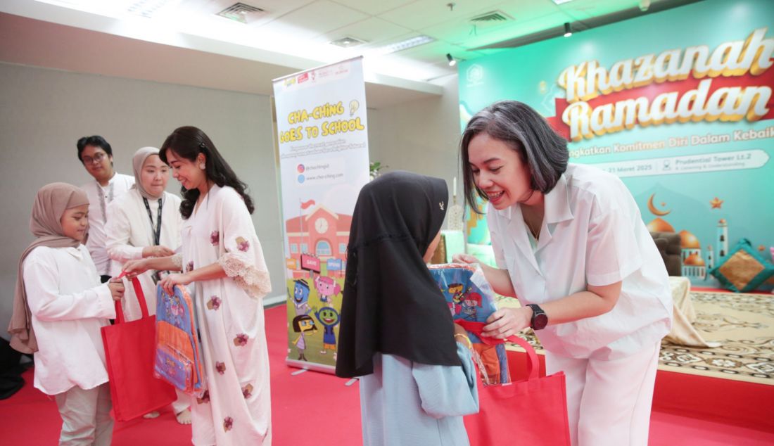 Chief Human Resources Officer Prudential Indonesia Dewi Satriani saat acara buka puasa Bersama puluhan anak yatim di kantor Prudential Indonesia, Jakarta, Jumat (21/3). Program Cha-Ching sendiri merupakan kurikulum literasi keuangan yang bertujuan untuk memperkenalkan dan mengajarkan pengelolaan finansial sejak dini bagi anak-anak usia 7-12 tahun dengan metode yang interaktif dan menyenangkan. Misi program Cha-Ching sejalan dengan tujuan kampanye GMW untuk meningkatkan kesadaran akan pentingnya memastikan bahwa generasi muda sejak usia dini memiliki kesadaran finansial dan secara bertahap memperoleh pengetahuan, keterampilan, kebiasaan untuk membuat keputusan finansial yang bijaksana. - JPNN.com