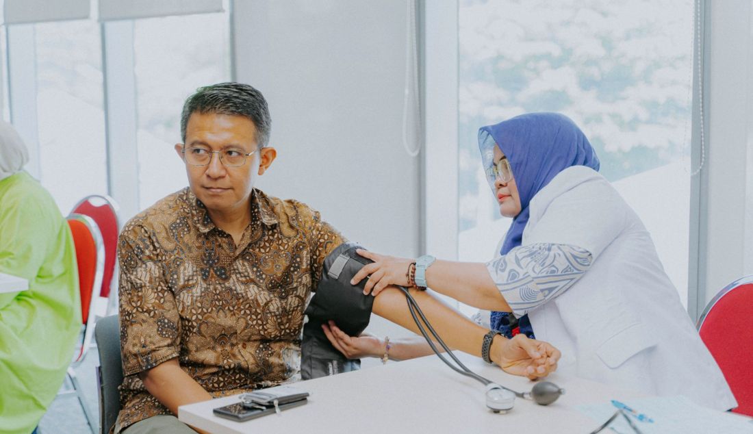 Karyawan Prudential sedang melakukan donor darah dengan bantuan tenaga medis dari Palang Merah Indonesia (PMI) dalam rangkaian perayaan milad ketiga Prudential Syariah dengan tema 3 Tahun Amanah, Bertumbuh Meraih Berkah, Jakarta, Jumat (2/5). Kegiatan ini melibatkan sekitar 100 karyawan Prudential dan merupakan wujud komitmen Prudential Syariah terhadap kesehatan dan kepedulian sosial, termasuk di antaranya adalah memberikan dukungan terhadap kebutuhan darah nasional. - JPNN.com