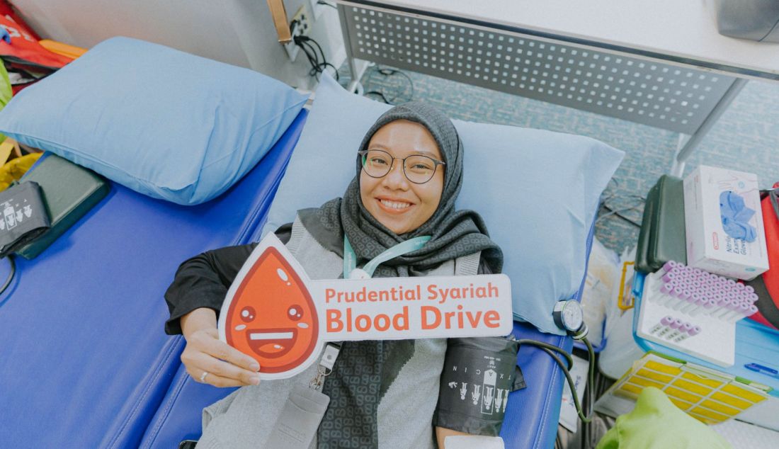 Karyawan Prudential sedang melakukan donor darah dengan bantuan tenaga medis dari Palang Merah Indonesia (PMI) dalam rangkaian perayaan milad ketiga Prudential Syariah dengan tema 3 Tahun Amanah, Bertumbuh Meraih Berkah, Jakarta, Jumat (2/5). Kegiatan ini melibatkan sekitar 100 karyawan Prudential dan merupakan wujud komitmen Prudential Syariah terhadap kesehatan dan kepedulian sosial, termasuk di antaranya adalah memberikan dukungan terhadap kebutuhan darah nasional. - JPNN.com