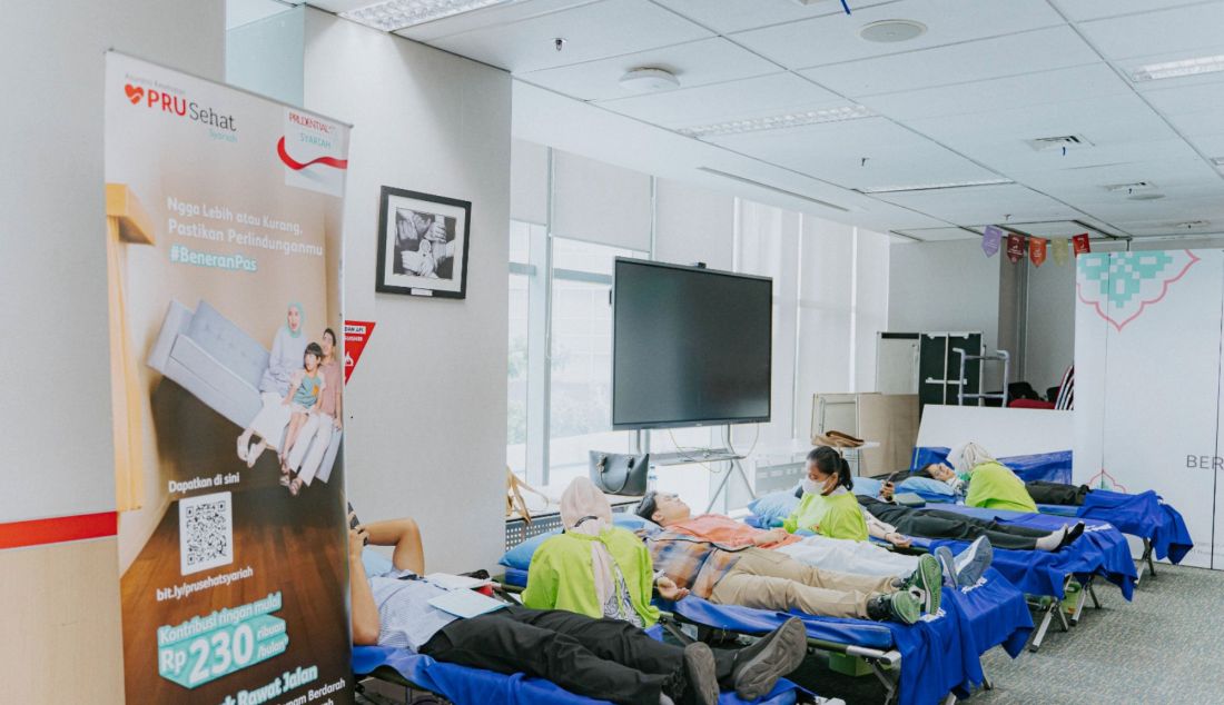 Sejumlah karyawan Prudential sedang melakukan donor darah dengan bantuan tenaga medis dari Palang Merah Indonesia (PMI) dalam rangkaian perayaan milad ketiga Prudential Syariah dengan tema 3 Tahun Amanah, Bertumbuh Meraih Berkah, Jakarta, Jumat (2/5). Kegiatan ini melibatkan sekitar 100 karyawan Prudential dan merupakan wujud komitmen Prudential Syariah terhadap kesehatan dan kepedulian sosial, termasuk di antaranya adalah memberikan dukungan terhadap kebutuhan darah nasional. Melalui kegiatan sosial ini, Prudential Syariah turut menegaskan nilai tolong menolong dan keberkahan yang sejalan dengan misi perusahaan untuk menciptakan dampak positif tidak hanya bagi peserta, namun juga bagi seluruh masyarakat Indonesia. - JPNN.com