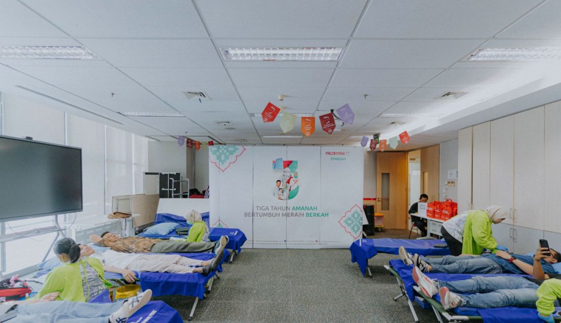 Suasana kegiatan donor darah bersama dengan Palang Merah Indonesia (PMI) dalam rangkaian perayaan milad ketiga Prudential Syariah dengan tema 3 Tahun Amanah, Bertumbuh Meraih Berkah, Jakarta, Jumat (2/5). Kegiatan ini melibatkan sekitar 100 karyawan Prudential dan merupakan wujud komitmen Prudential Syariah terhadap kesehatan dan kepedulian sosial, termasuk di antaranya adalah memberikan dukungan terhadap kebutuhan darah nasional. Melalui kegiatan sosial ini, Prudential Syariah turut menegaskan nilai tolong menolong dan keberkahan yang sejalan dengan misi perusahaan untuk menciptakan dampak positif tidak hanya bagi peserta, namun juga bagi seluruh masyarakat Indonesia. - JPNN.com