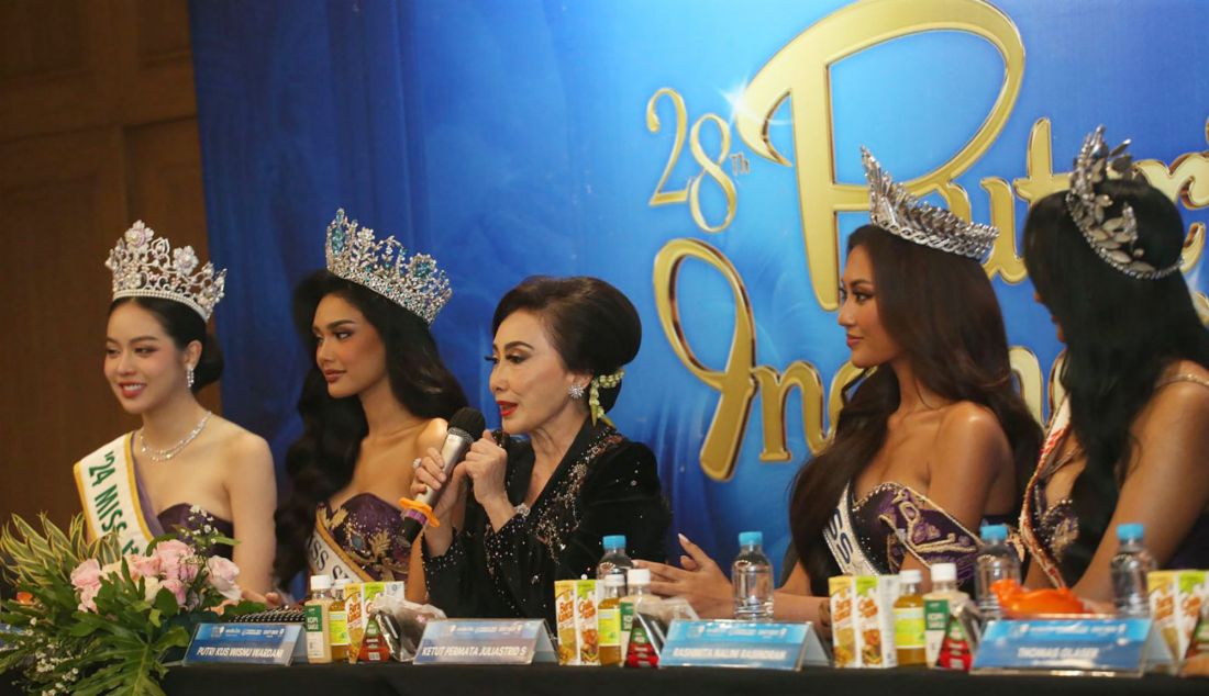 Ketua Dewan Pembina Yayasan Puteri Indonesia, Putri Kus Wisnu Wardhani saat konferensi pers acara Grand Final Pemilihan Puteri Indonesia 2025 di JCC, Jakarta, Jumat (2/5). PT Bank Central Asia Tbk (BCA) membuktikan keterlibatannya dalam pemberdayaan perempuan dengan berkolaborasi bersama Yayasan Puteri Indonesia dalam ajang Puteri Indonesia 2025. BCA juga turut hadir secara langsung pada Malam Puncak Puteri Indonesia 2025 untuk menekankan topik tentang pentingnya literasi keuangan. - JPNN.com