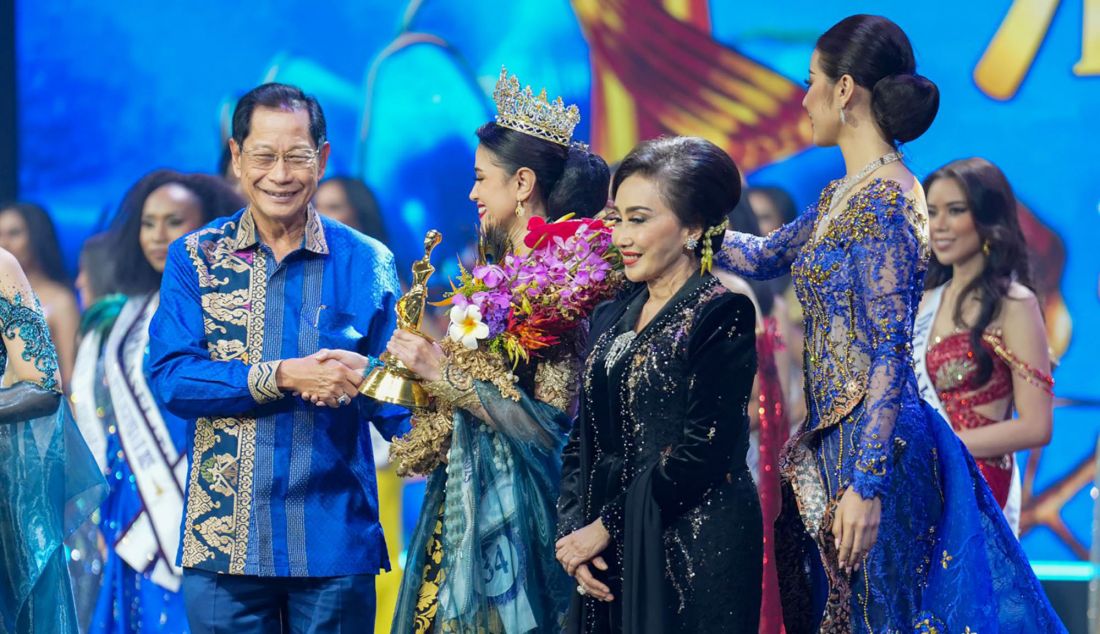 Presiden Direktur BCA Jahja Setiaatmadja memberikan ucapan selamat kepada Firsta Yufi Amarta Putri sebagai Puteri Indonesia 2025 pada Grand Final Pemilihan Puteri Indonesia 2025 di JCC, Jakarta, Jumat (2/5). Kehadiran BCA untuk ketiga kalinya sejak 2023 sebagai juri Grand Final Puteri Indonesia ini merupakan wujud komitmen perseroan dalam mendukung dan merayakan peran aktif perempuan Indonesia. Tahun ini, tidak hanya hadir sebagai juri, partisipasi BCA dalam gelaran ini juga diwujudkan melalui dukungan usaha dan sahabat disabilitas di bawah payung Bakti BCA. Finalis Puteri Indonesia 2025 mengenakan kain batik dari Kampung Batik Gemah Sumilir, Pekalongan, selama rangkaian acara berlangsung. Sahabat disabilitas lulusan program MUA (make up artist/MUA) Bakti BCA juga turut memberikan kontribusi dalam merias wajah para finalis sepanjang acara, termasuk di Grand Final. - JPNN.com