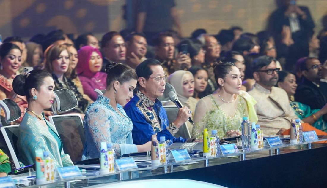 Presiden Direktur BCA Jahja Setiaatmadja saat menjadi panelis juri di Grand Final Pemilihan Puteri Indonesia 2025 di JCC, Jakarta, Jumat (2/5). Kehadiran BCA untuk ketiga kalinya sejak 2023 sebagai juri Grand Final Puteri Indonesia ini merupakan wujud komitmen perseroan dalam mendukung dan merayakan peran aktif perempuan Indonesia. Tahun ini, tidak hanya hadir sebagai juri, partisipasi BCA dalam gelaran ini juga diwujudkan melalui dukungan usaha dan sahabat disabilitas di bawah payung Bakti BCA. Finalis Puteri Indonesia 2025 mengenakan kain batik dari Kampung Batik Gemah Sumilir, Pekalongan, selama rangkaian acara berlangsung. Sahabat disabilitas lulusan program MUA (make up artist/MUA) Bakti BCA juga turut memberikan kontribusi dalam merias wajah para finalis sepanjang acara, termasuk di Grand Final. - JPNN.com