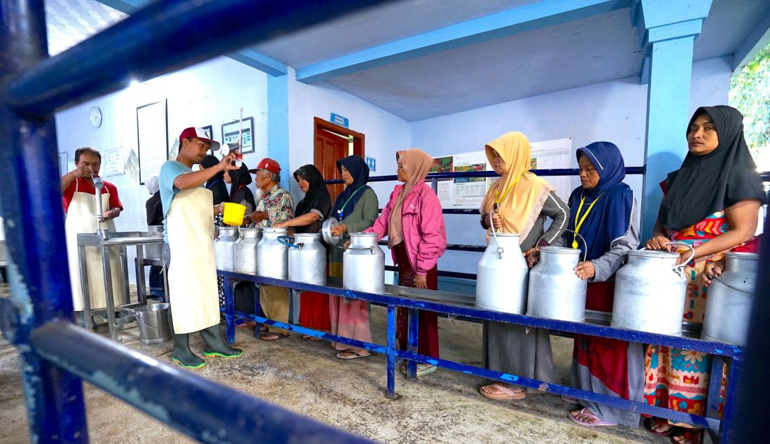 Sejak 1975, Nestle Indonesia telah bermitra dengan lebih dari 14.000 peternak sapi perah rakyat di Jawa Timur untuk membeli bahan baku dan memberikan dukungan pengembangan melalui teknologi, akses, dan edukasi dalam pengelolaan susu segar. Selain itu, Nestle juga aktif berinvestasi secara berkelanjutan untuk memperluas jaringan peternak mitra, memperkuat riset dan pengembangan, serta mendorong penerapan praktik peternakan yang lebih berkelanjutan demi meningkatkan komoditas pangan di Indonesia. - JPNN.com