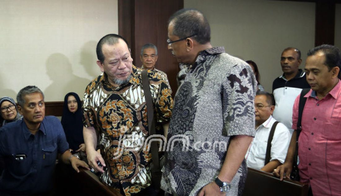 Mantan Ketua Kadin Jawa Timur La Nyalla Mahmud Mattalitti saat akan menjalani sidang di PN Tipikor, Jakarta, Selasa (27/12). Hakim memvonis bebas La Nyalla Mahmud Mattalitti atas tindak pidana korupsi dengan menjual saham Bank Jatim yang dibelinya. Foto: Ricardo/JPNN.com - JPNN.com