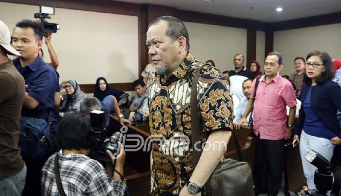 Mantan Ketua Kadin Jawa Timur La Nyalla Mahmud Mattalitti saat akan menjalani sidang di PN Tipikor, Jakarta, Selasa (27/12). Hakim memvonis bebas La Nyalla Mahmud Mattalitti atas tindak pidana korupsi dengan menjual saham Bank Jatim yang dibelinya. Foto: Ricardo/JPNN.com - JPNN.com