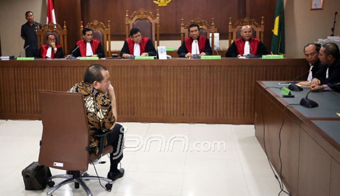 Mantan Ketua Kadin Jawa Timur La Nyalla Mahmud Mattalitti saat akan menjalani sidang di PN Tipikor, Jakarta, Selasa (27/12). Hakim memvonis bebas La Nyalla Mahmud Mattalitti atas tindak pidana korupsi dengan menjual saham Bank Jatim yang dibelinya. Foto: Ricardo/JPNN.com - JPNN.com