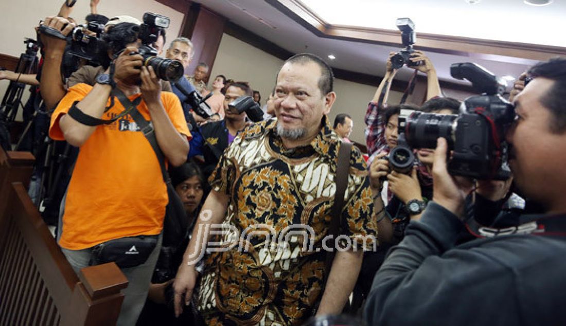 Mantan Ketua Kadin Jawa Timur La Nyalla Mahmud Mattalitti saat akan menjalani sidang di PN Tipikor, Jakarta, Selasa (27/12). Hakim memvonis bebas La Nyalla Mahmud Mattalitti atas tindak pidana korupsi dengan menjual saham Bank Jatim yang dibelinya. Foto: Ricardo/JPNN.com - JPNN.com