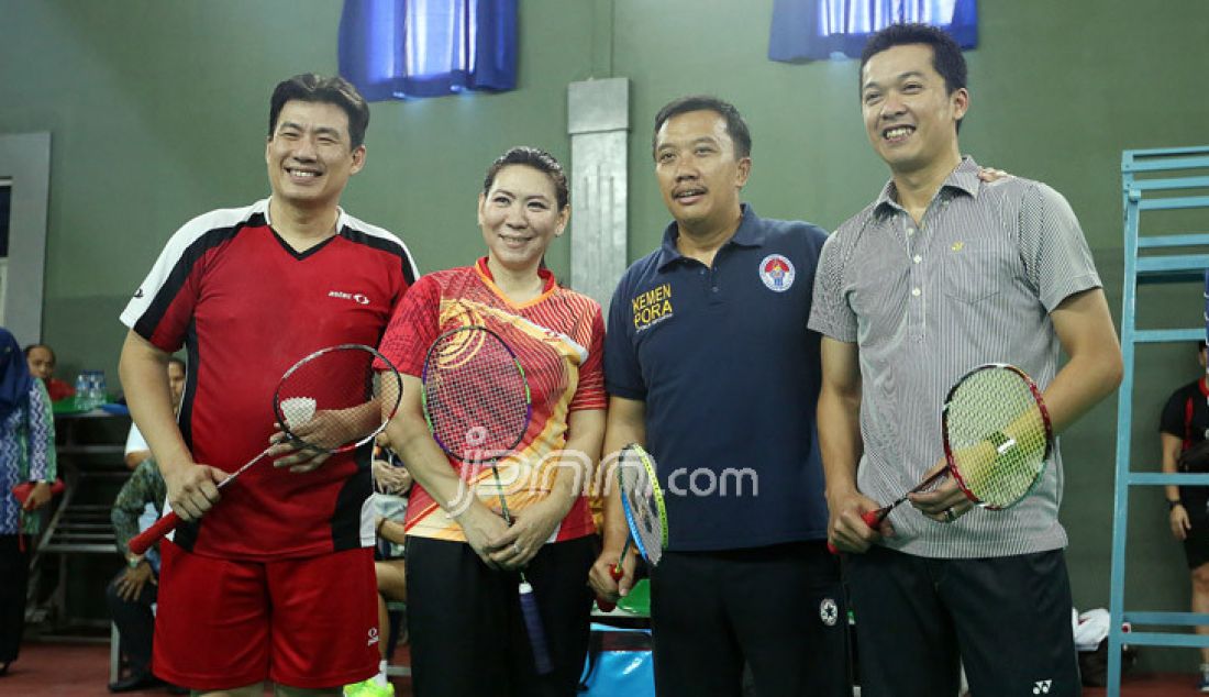 Menpora Imam Nahrawi saat bermain bulutangkis bersama Olimpian bulutangkis di Lapangan Bulutangkis Kemenpora, Jakarta, Jumat (30/12). Dalam laga tersebut dihadiri antara lain Taufik Hidayat, Owi/Butet, Susi Susanti, Alan Budi Kusuma dan Ricky Subagja. Foto : Ricardo/JPNN.com - JPNN.com