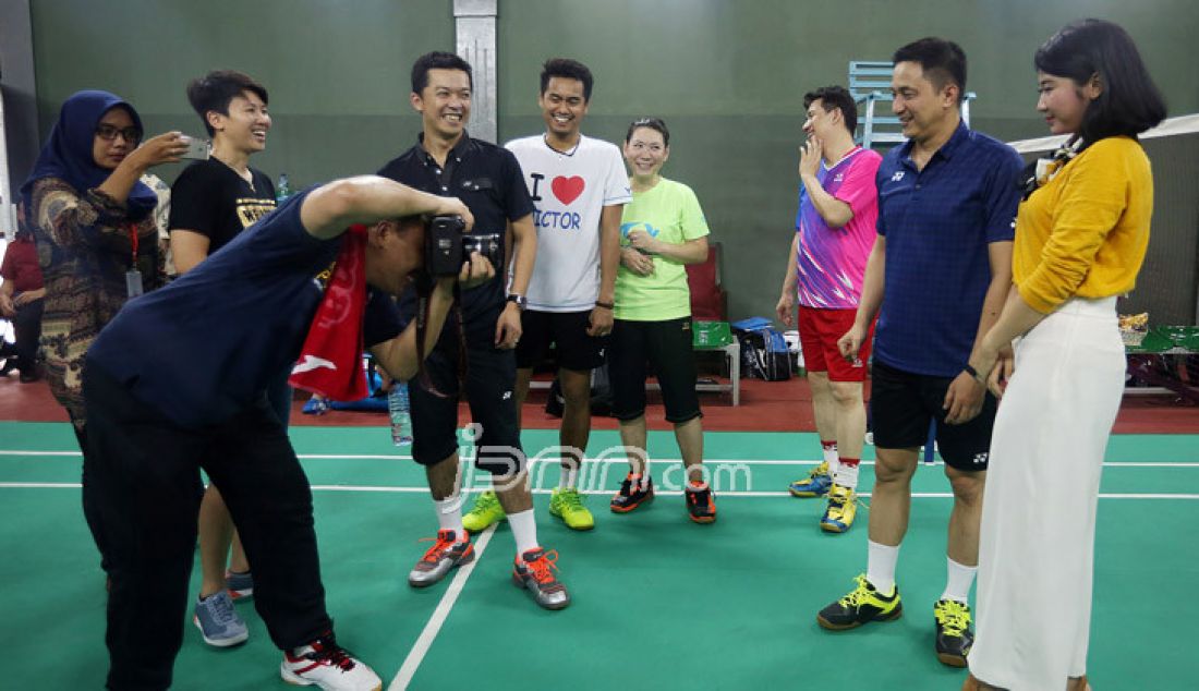 Menpora Imam Nahrawi saat bermain bulutangkis bersama Olimpian bulutangkis di Lapangan Bulutangkis Kemenpora, Jakarta, Jumat (30/12). Dalam laga tersebut dihadiri antara lain Taufik Hidayat, Owi/Butet, Susi Susanti, Alan Budi Kusuma dan Ricky Subagja. Foto : Ricardo/JPNN.com - JPNN.com