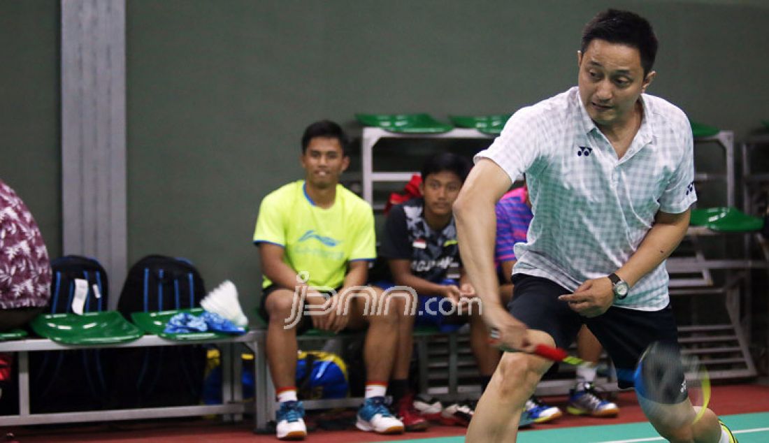 Legenda bulutangkis Indonesia Ricky Subagja saat bermain bulutangkis bersama Menpora Imam Nahrawi di Lapangan Bulutangkis Kemenpora, Jakarta, Jumat (30/12). Foto : Ricardo/JPNN.com - JPNN.com