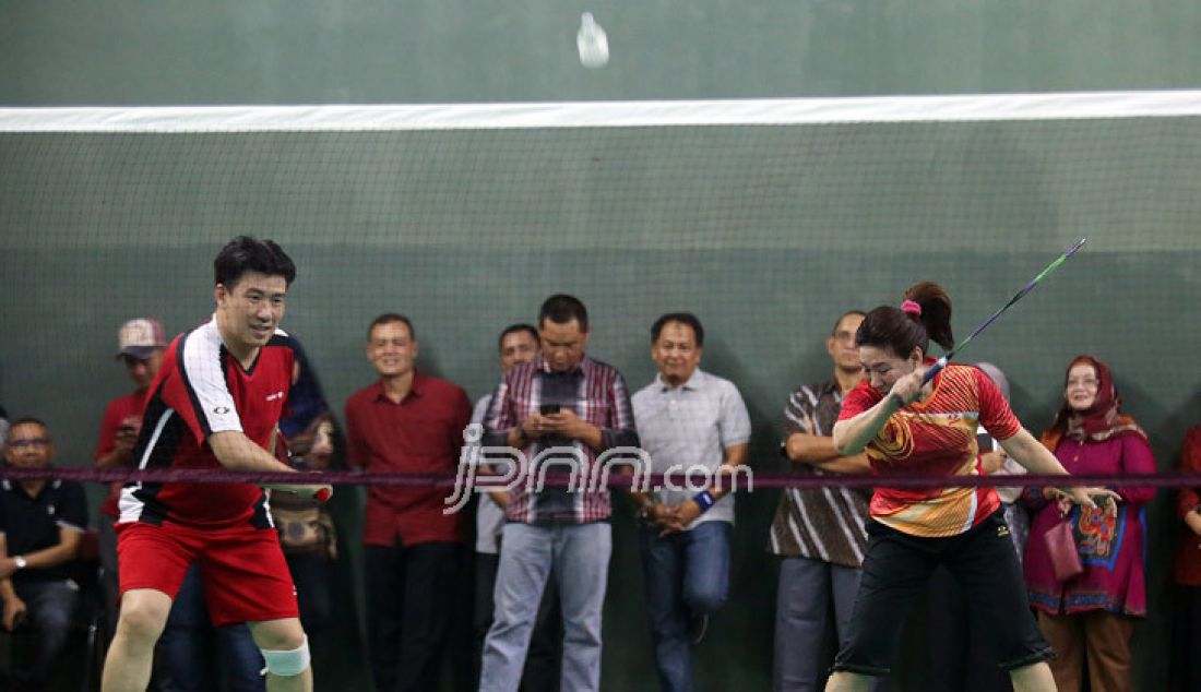 Pasangan legenda bulutangkis Alan Budi Kusuma dan Susy Susanti saat bermain bulutangkis bersama Menpora Imam Nahrawi di Lapangan Bulutangkis Kemenpora, Jakarta, Jumat (30/12). Foto : Ricardo/JPNN.com - JPNN.com