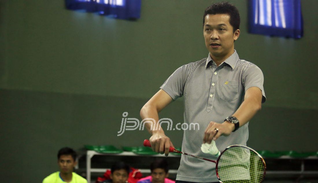 Legenda bulutangkis Indonesia Taufik Hidayat (kanan) saat bersalaman dengan Menpora Imam Nahrawi pada acara bermain bulutangkis bersama Menpora Imam Nahrawi dengan olimpian bulutangkis Indonesia di Lapangan Bulutangkis Kemenpora, Jakarta, Jumat (30/12). Foto : Ricardo/JPNN.com - JPNN.com