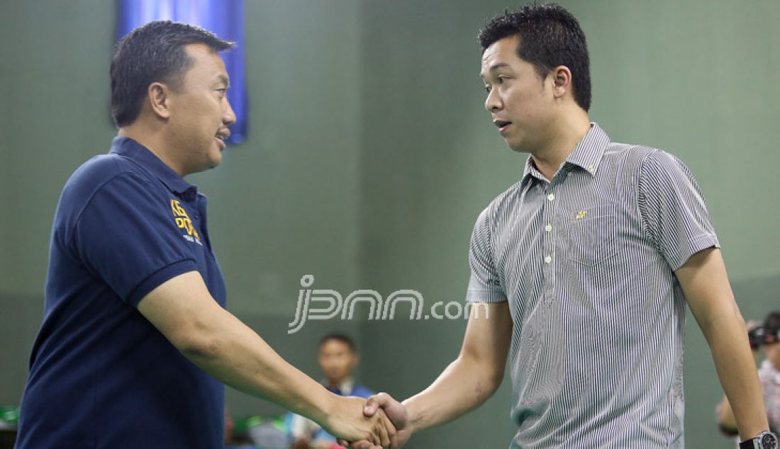 Legenda bulutangkis Indonesia Taufik Hidayat (kanan) saat bersalaman dengan Menpora Imam Nahrawi pada acara bermain bulutangkis bersama Menpora Imam Nahrawi dengan olimpian bulutangkis Indonesia di Lapangan Bulutangkis Kemenpora, Jakarta, Jumat (30/12). Foto : Ricardo/JPNN.com - JPNN.com