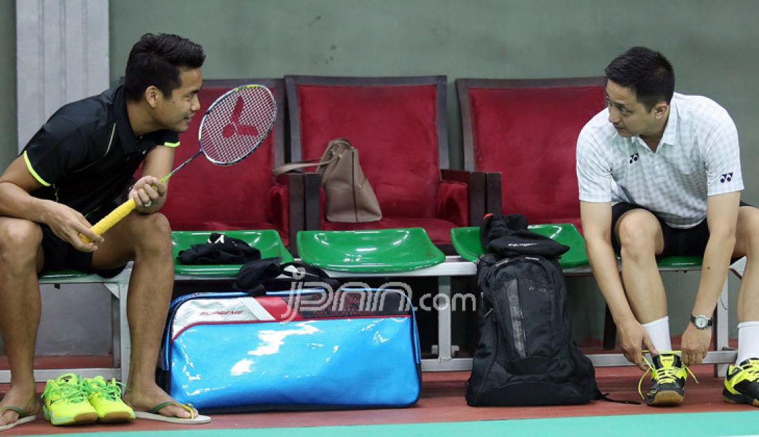 Legenda bulutangkis Ricky Subagja (kanan) berbincang dengan Pebulutangkis Tontowi Ahmad disela acara Main Bersama dengan Menpora dan Refleksi Tahun 2016 Kemenpora di Lapangan Bulutangkis Kemenpora, Jakarta, Jumat (30/12). Foto : Ricardo/JPNN.com - JPNN.com