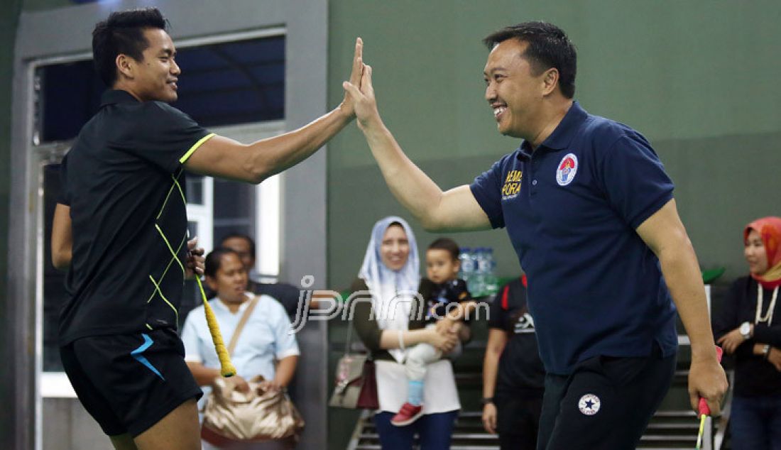 Menpora Imam Nahrawi saat bermain bulutangkis bersama Olimpian bulutangkis di Lapangan Bulutangkis Kemenpora, Jakarta, Jumat (30/12). Dalam laga tersebut dihadiri antara lain Taufik Hidayat, Owi/Butet, Susi Susanti, Alan Budi Kusuma dan Ricky Subagja. Foto : Ricardo/JPNN.com - JPNN.com