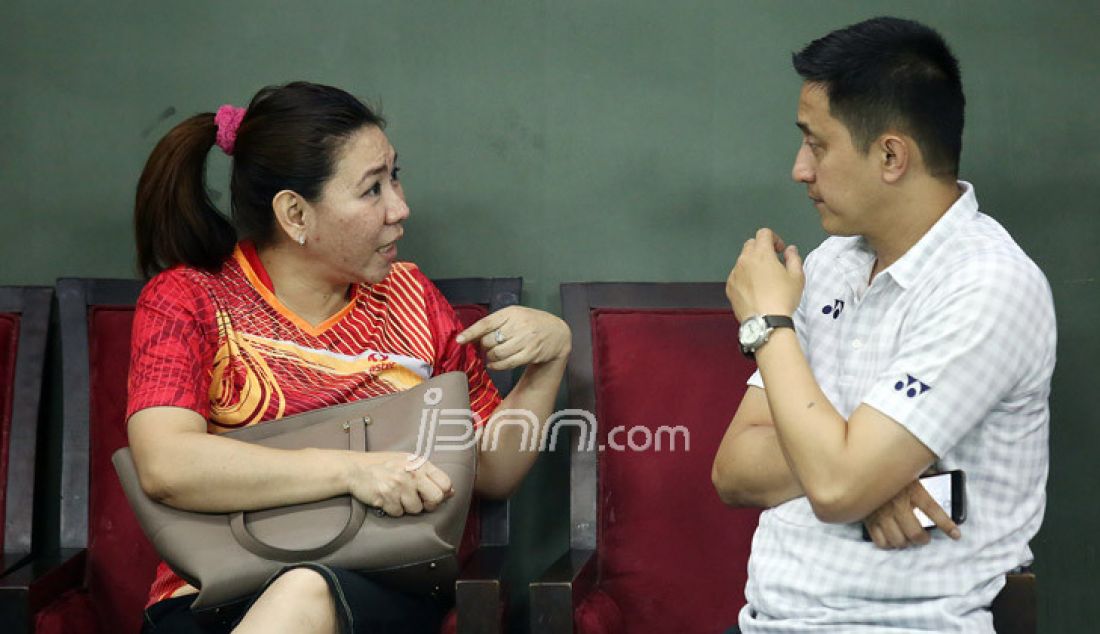 Legenda bulutangkis Ricky Subagja (kanan) dan berbincang dengan Legenda bulutangkis Susi Susanti disela acara Main Bersama dengan Menpora dan Refleksi Tahun 2016 Kemenpora di Lapangan Bulutangkis Kemenpora, Jakarta, Jumat (30/12). Foto : Ricardo/JPNN.com - JPNN.com