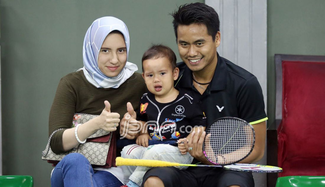 Pebulutangkis Tontowi Ahmad bersama istri dan anak saat menghadiri acara main bersama Menpora dengan Olimpian bulutangkis Indonesia di Lapangan Bulutangkis Kemenpora, Jakarta, Jumat (30/12). Foto : Ricardo/JPNN.com - JPNN.com