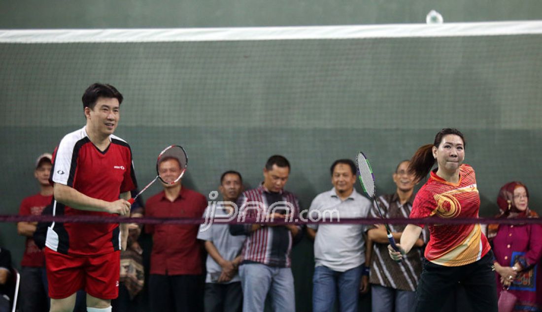 Pasangan legenda bulutangkis Alan Budi Kusuma dan Susy Susanti saat bermain bulutangkis bersama Menpora Imam Nahrawi di Lapangan Bulutangkis Kemenpora, Jakarta, Jumat (30/12). Foto : Ricardo/JPNN.com - JPNN.com