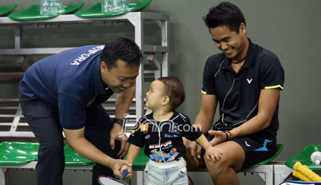 Menpora Imam Nahrawi mengajak bermain anak pebulutangkis Tontowi Ahmad di Lapangan Bulutangkis Kemenpora, Jakarta, Jumat (30/12). Foto : Ricardo/JPNN.com - JPNN.com