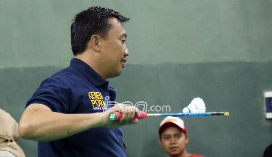 Menpora Imam Nahrawi saat bermain bulutangkis bersama Olimpian bulutangkis di Lapangan Bulutangkis Kemenpora, Jakarta, Jumat (30/12). Dalam laga tersebut dihadiri antara lain Taufik Hidayat, Owi/Butet, Susi Susanti, Alan Budi Kusuma dan Ricky Subagja. Foto : Ricardo/JPNN.com - JPNN.com