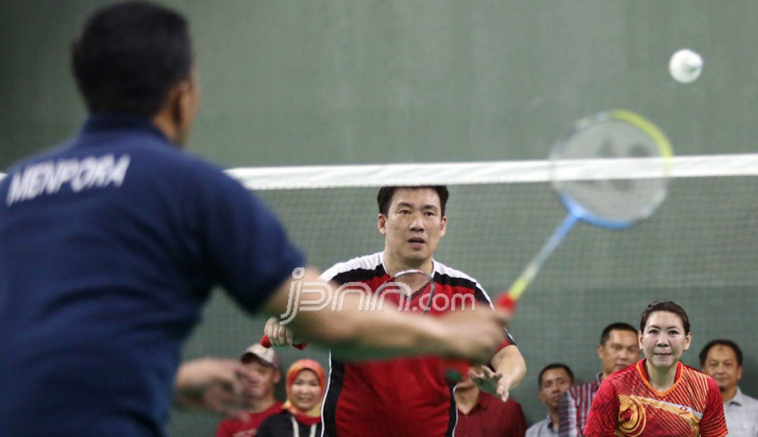 Menpora Imam Nahrawi saat bermain bulutangkis bersama Olimpian bulutangkis di Lapangan Bulutangkis Kemenpora, Jakarta, Jumat (30/12). Dalam laga tersebut dihadiri antara lain Taufik Hidayat, Owi/Butet, Susi Susanti, Alan Budi Kusuma dan Ricky Subagja. Foto : Ricardo/JPNN.com - JPNN.com