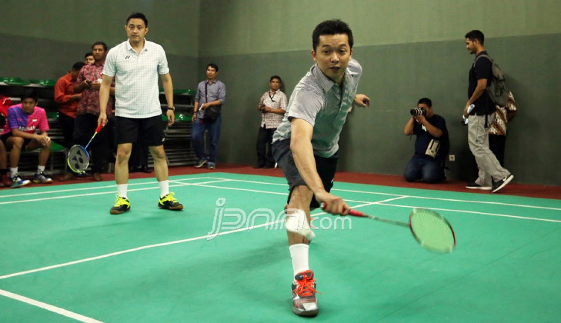 Menpora Imam Nahrawi saat bermain bulutangkis bersama Olimpian bulutangkis di Lapangan Bulutangkis Kemenpora, Jakarta, Jumat (30/12). Dalam laga tersebut dihadiri antara lain Taufik Hidayat, Owi/Butet, Susi Susanti, Alan Budi Kusuma dan Ricky Subagja. Foto : Ricardo/JPNN.com - JPNN.com