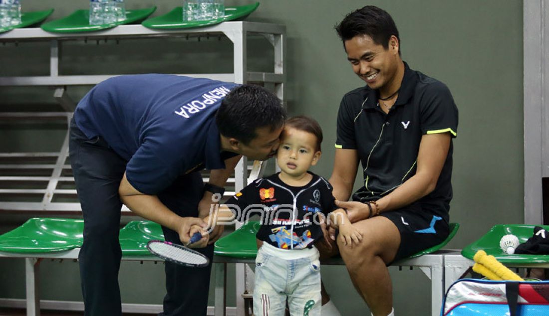 Menpora Imam Nahrawi mengajak bermain anak pebulutangkis Tontowi Ahmad di Lapangan Bulutangkis Kemenpora, Jakarta, Jumat (30/12). Foto : Ricardo/JPNN.com - JPNN.com